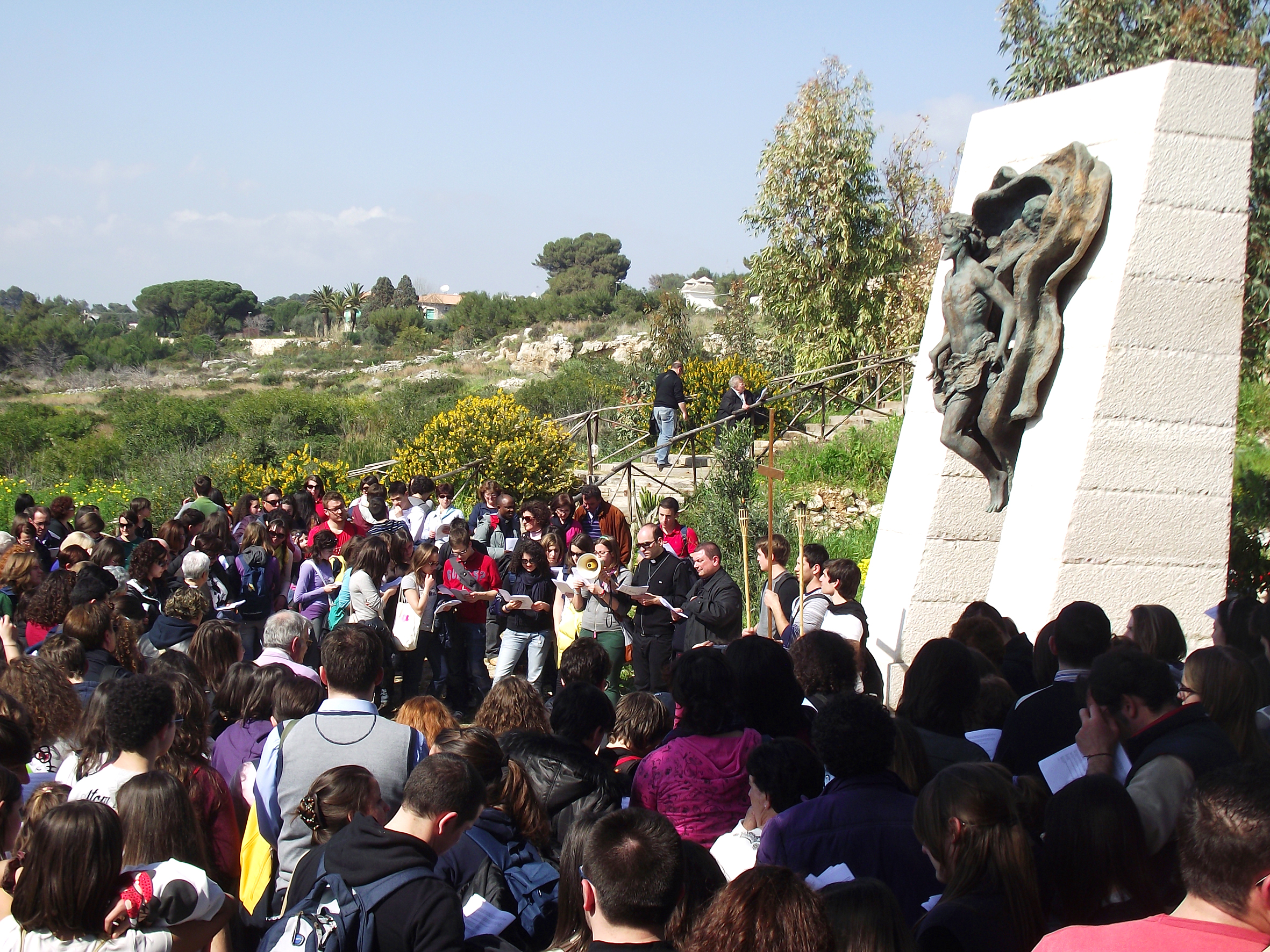 Un percorso tra terra e mare Santa Maria di Leuca. La Via Crucis Monumentale di Santa Maria di Leuca, un percorso di fede immerso nella natura.