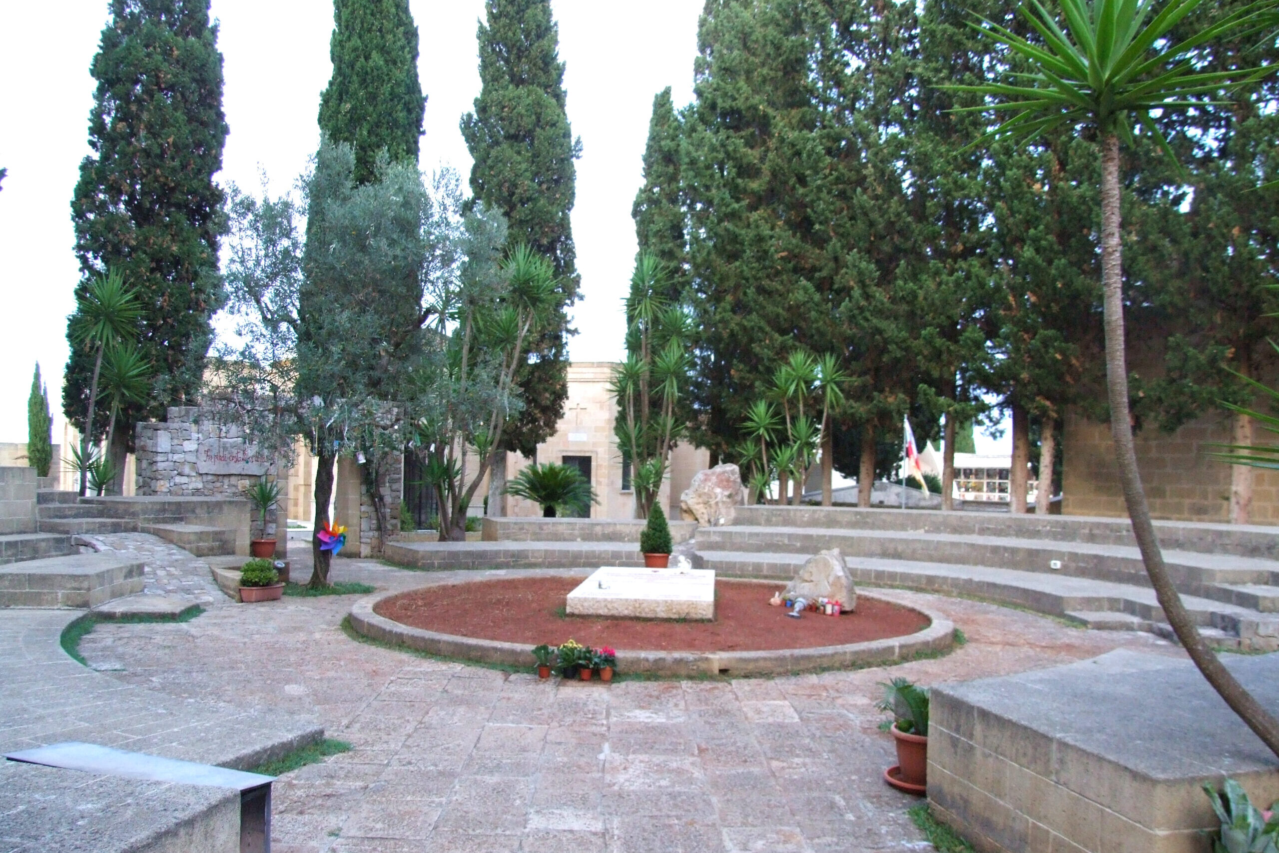 Don Tonino Bello Tomba don Tonino Bello - Cammini di Leuca - Marcia della Pace - Salento - Lecce - Puglia - © Michele Rosafio
