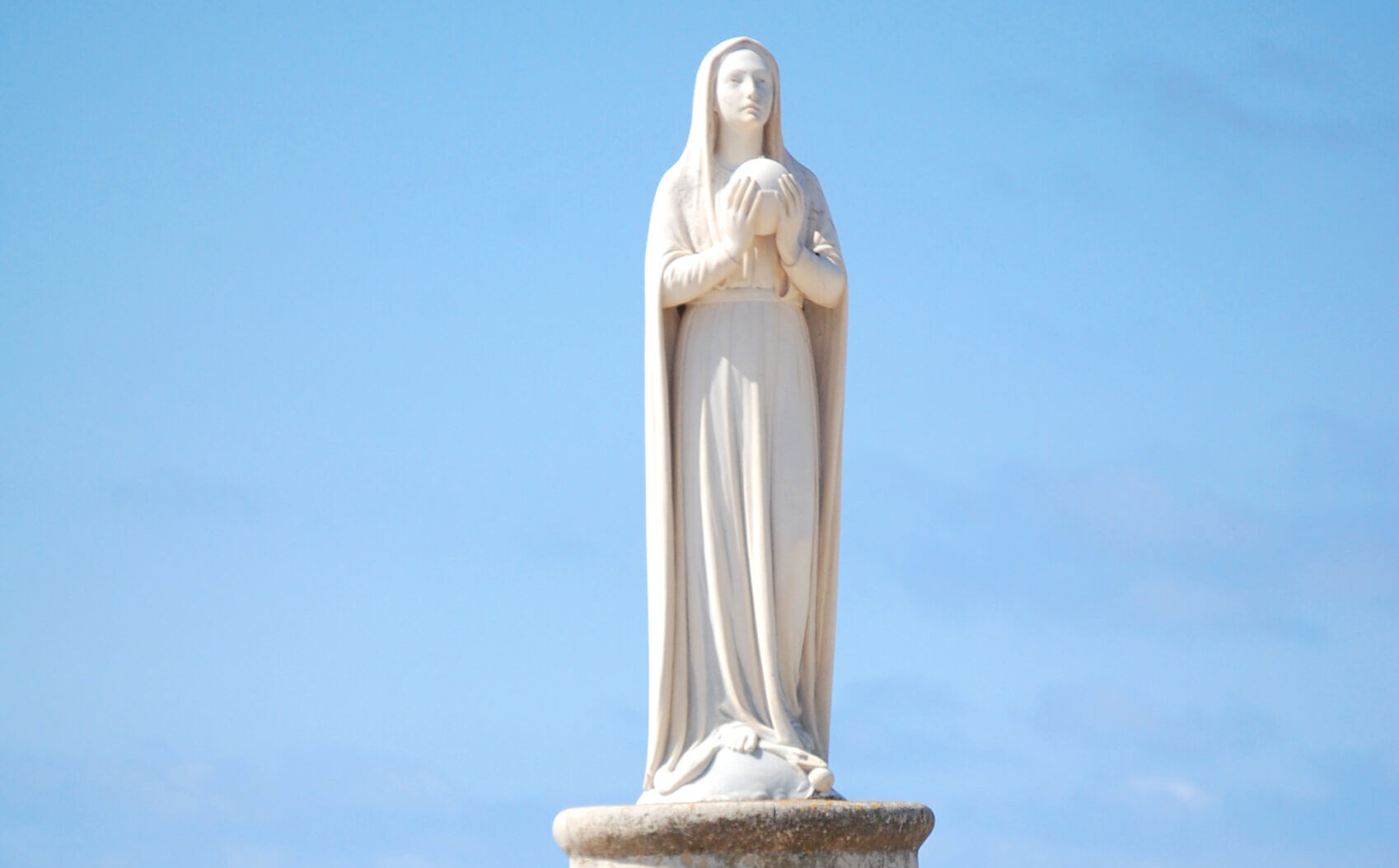 Un percorso tra terra e mare Spiritualità e bellezza si incontrano sul piazzale della Basilica di Santa Maria di Leuca