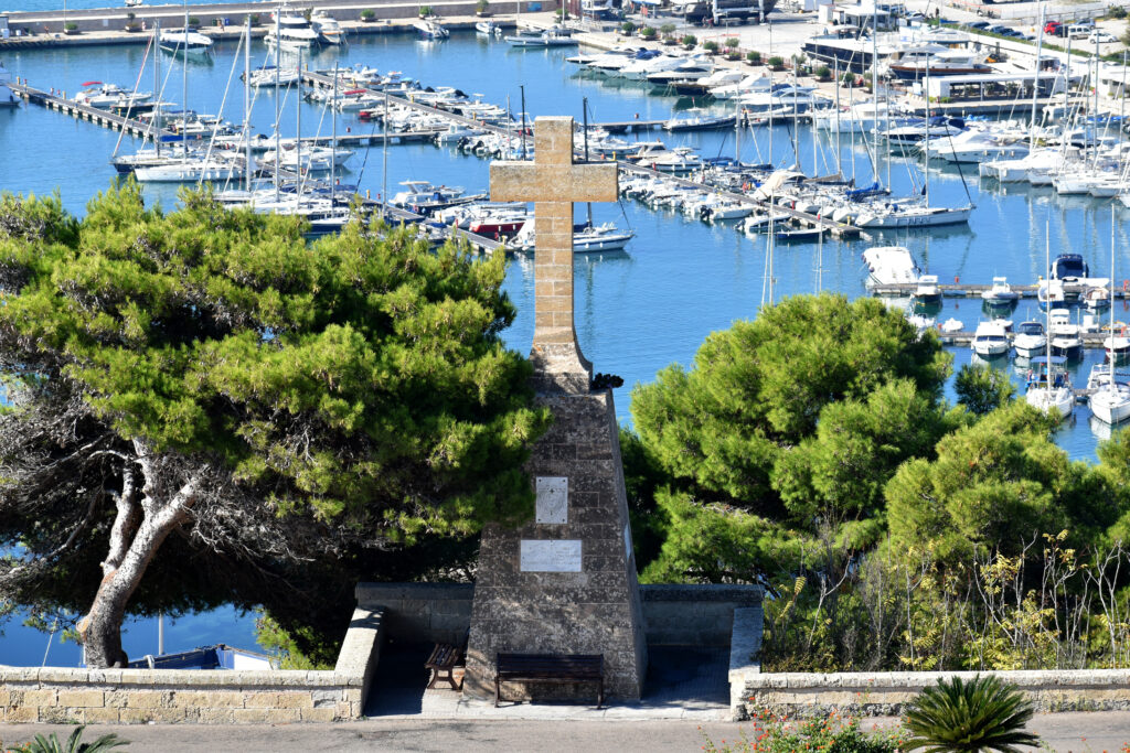 Monumenti religiosi del Salento, croce monumentale a Santa Maria di Leuca