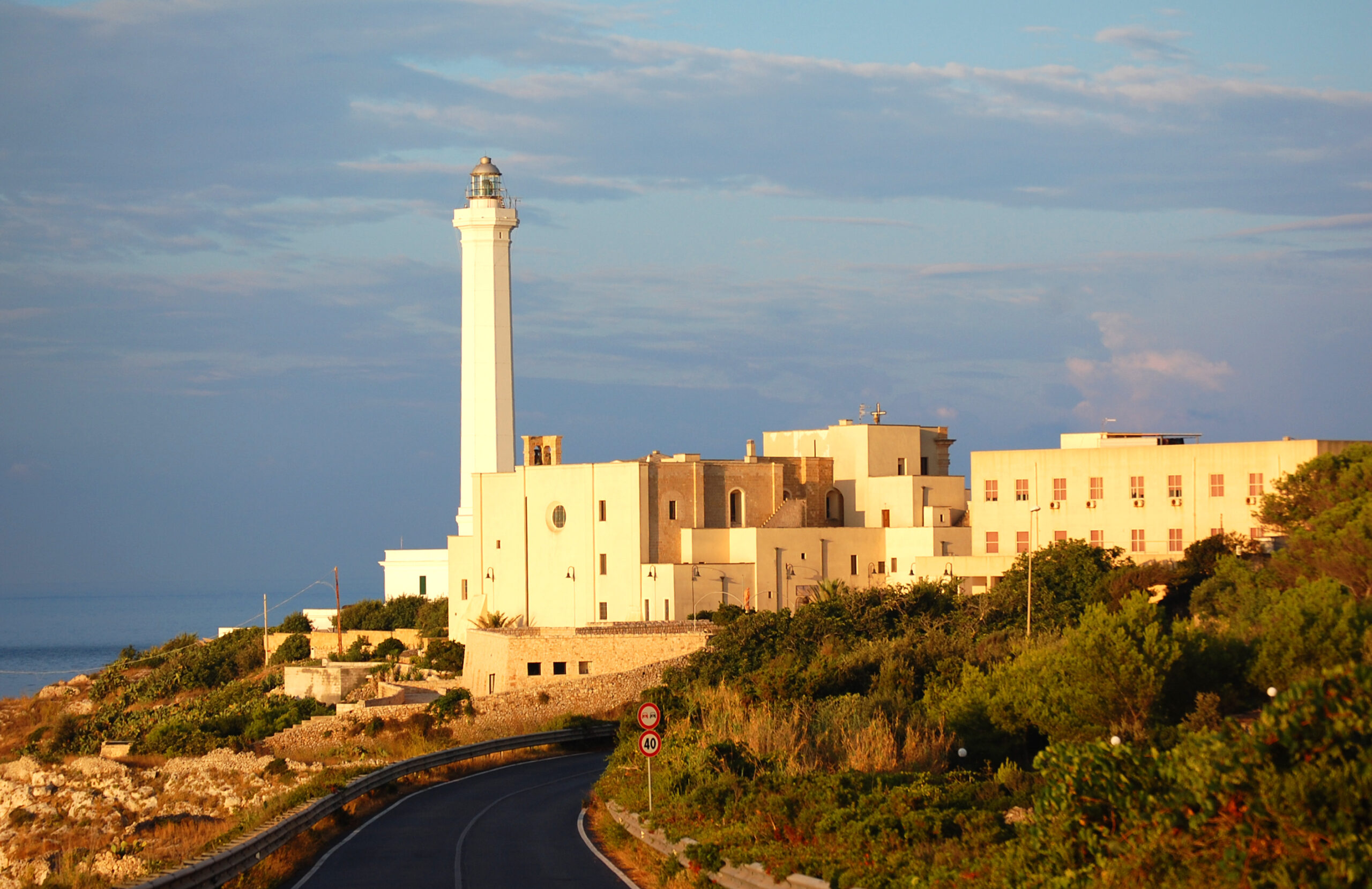 Un percorso tra terra e mare Basilica di Santa Maria di Leuca affacciata sul mare.