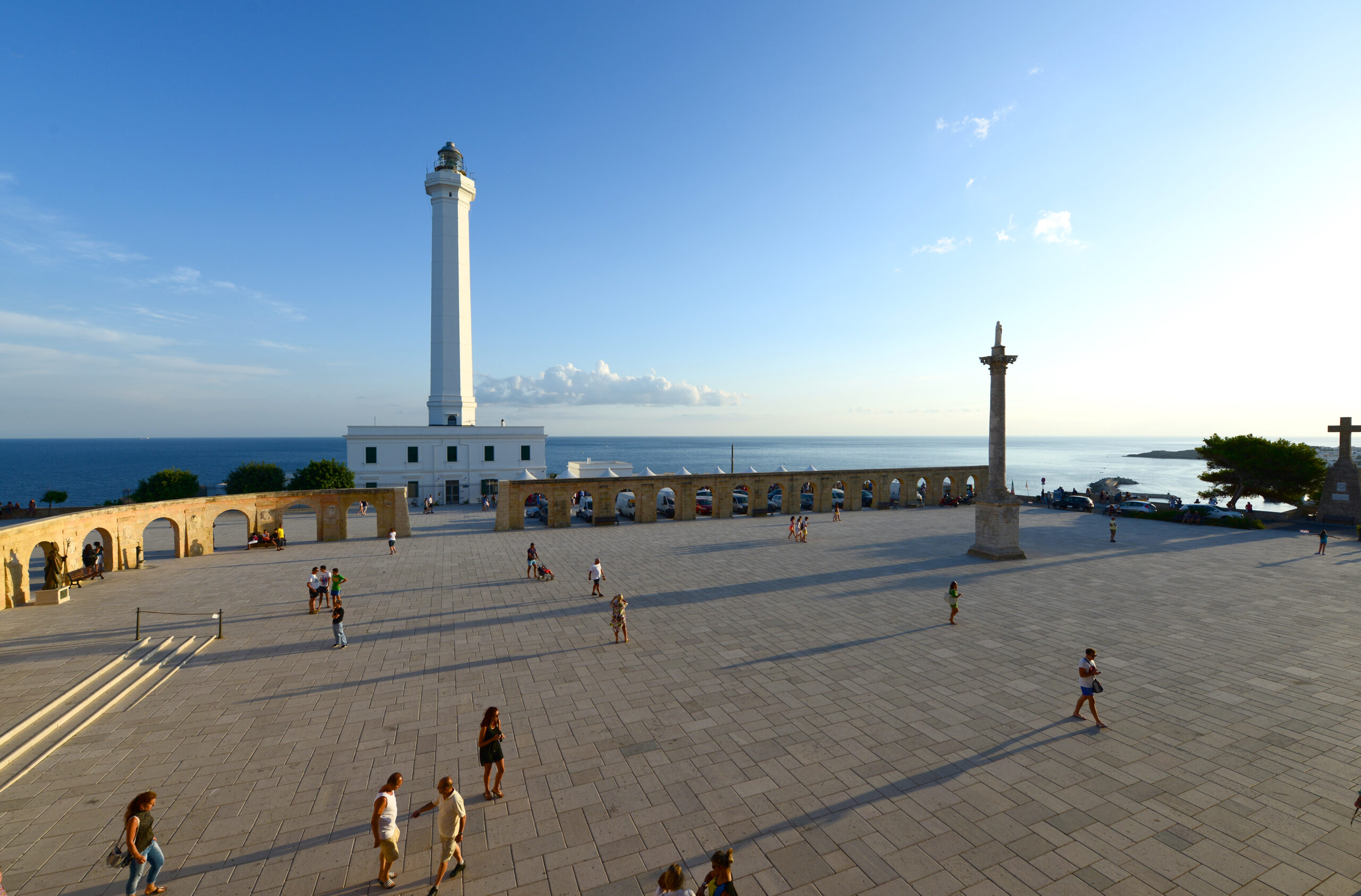 Un percorso tra terra e mare Vista sul mare dal piazzale della Basilica di Santa Maria di Leuca