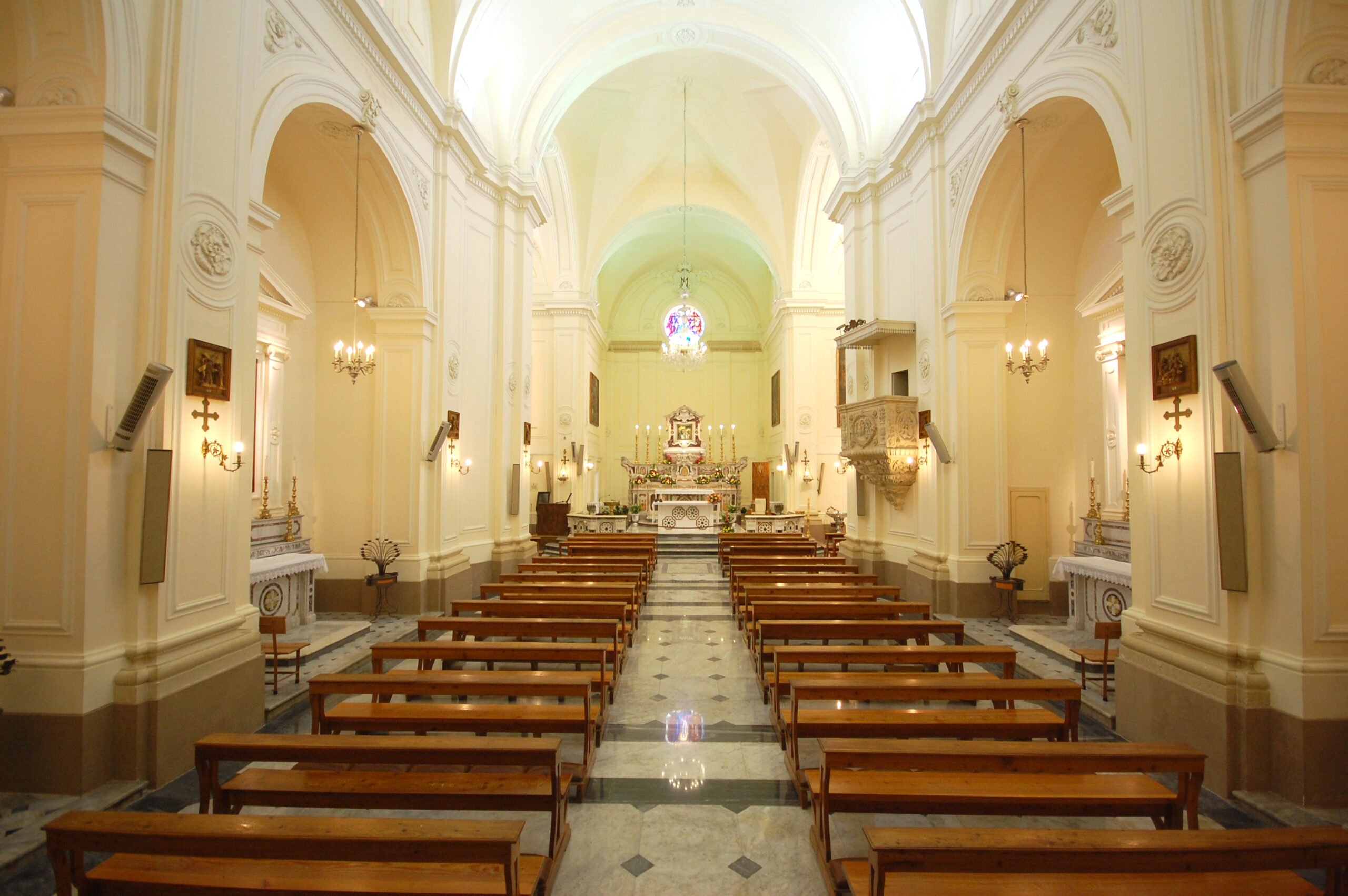 Basilica Navata della Basilica pontificia di Santa Maria di Leuca. - © Michele Rosafio