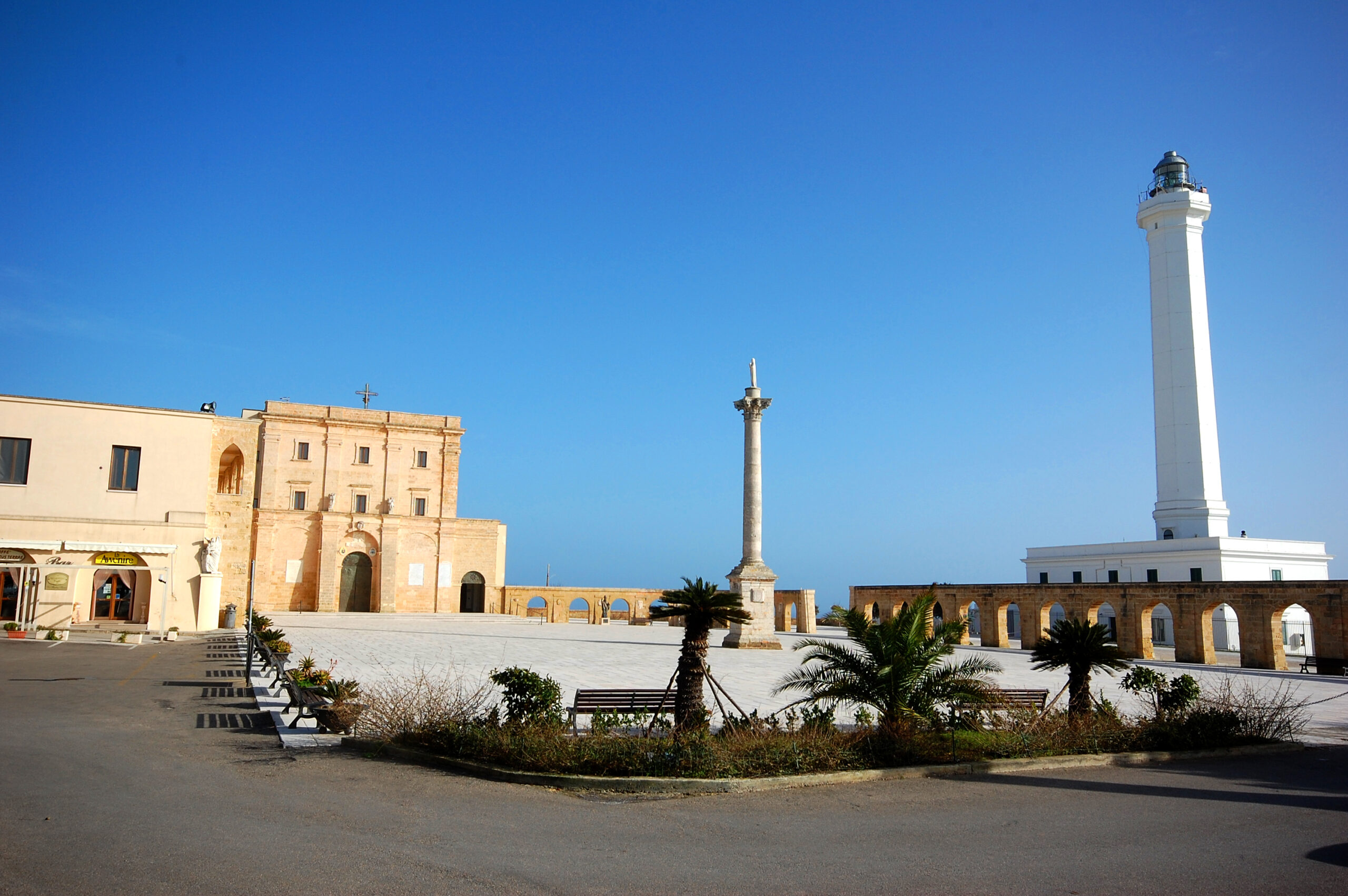Basilica Basilica Pontificia Santa Maria de Finibus Terrae, piazzale che si affaccia sul mar ionio ed adriatico. - © Michele Rosafio