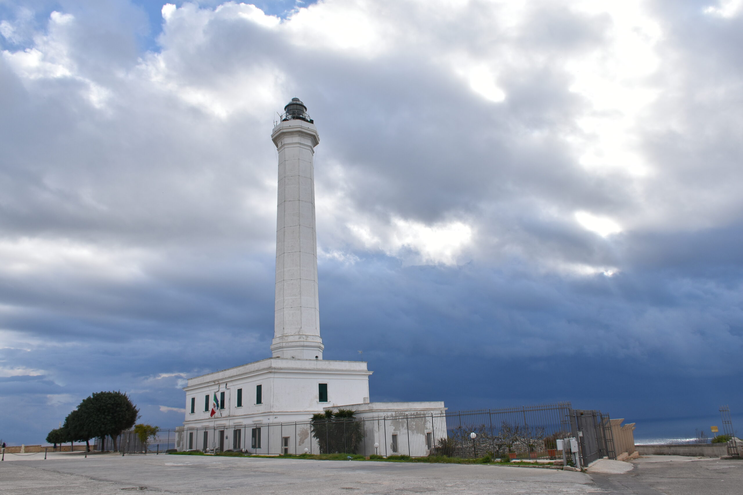 Un percorso tra terra e mare Il Faro di Leuca: dove la luce incontra l'infinito, ai confini dei due mari. Photo Michele Rosafio