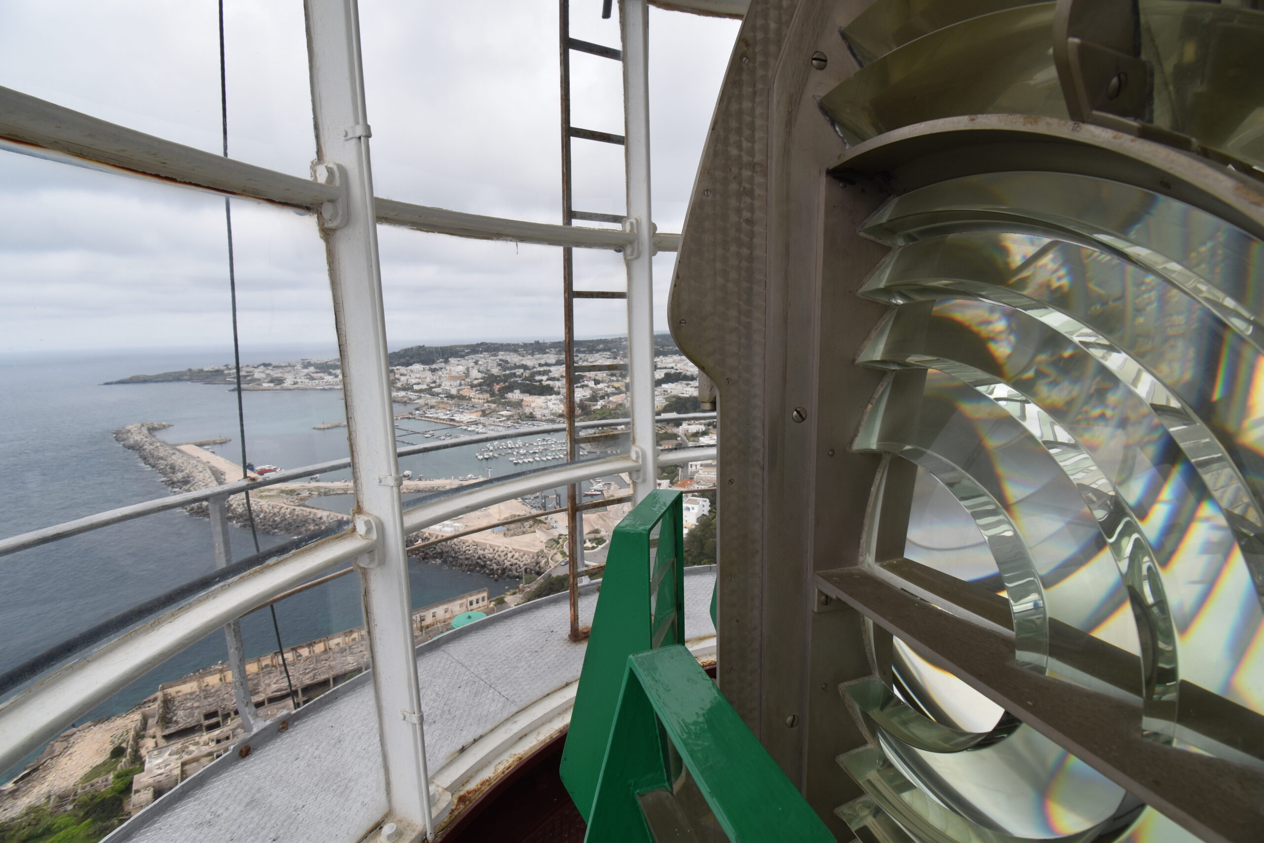 Un percorso tra terra e mare Lantera Faro di Leuca, Un panorama unico, dominato dalla maestosità del faro. Foto Michele Rosafio.