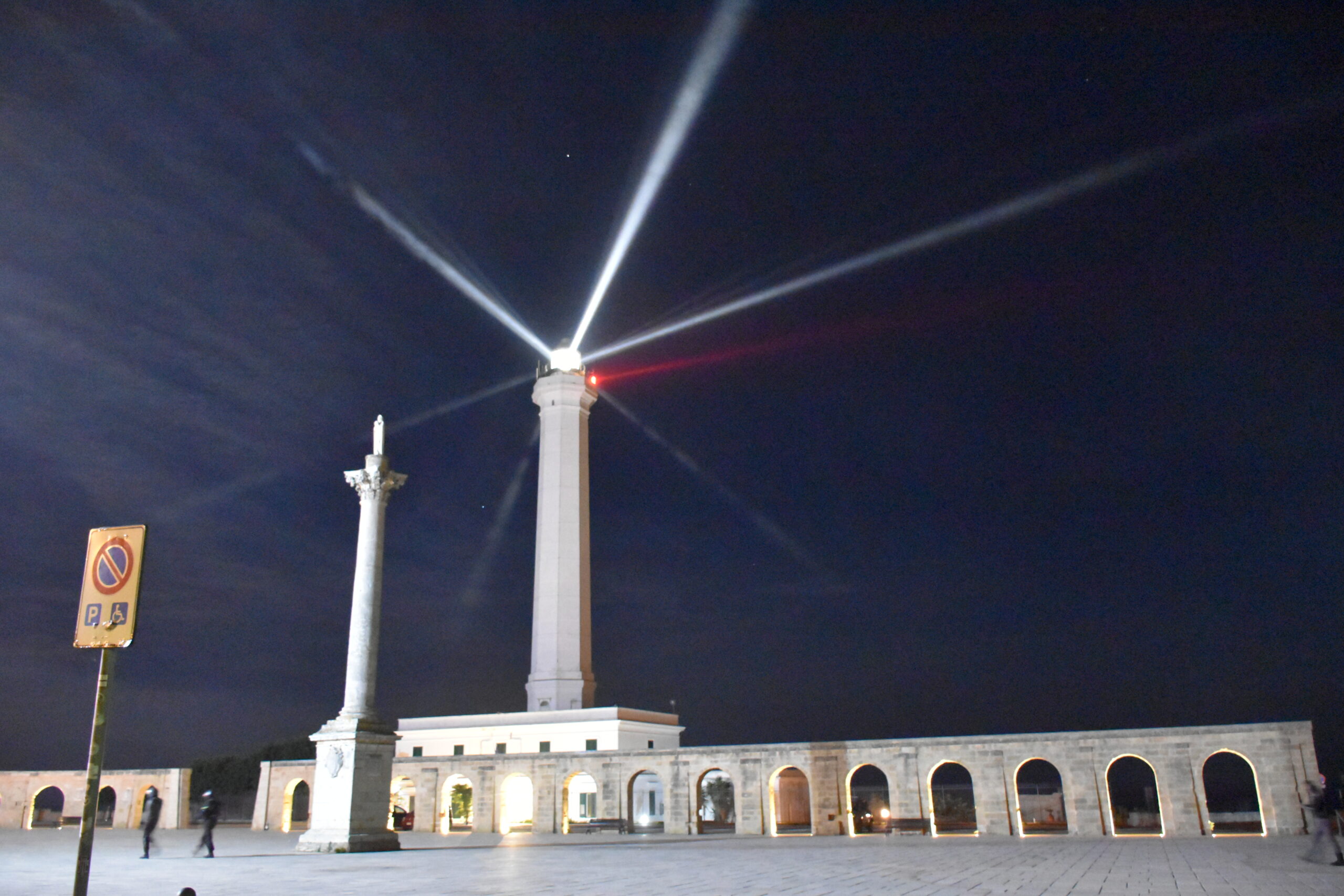 Un percorso tra terra e mare Faro di Leuca, Un simbolo che da oltre un secolo guida i naviganti verso la terra dei due mari. Foto Michele Rosafio
